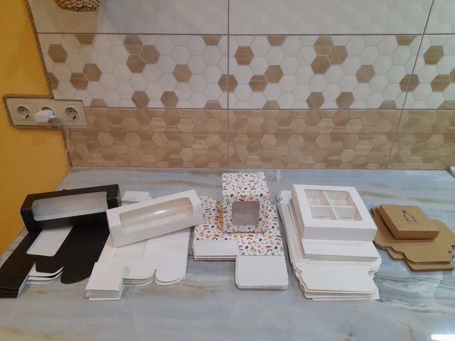 Подарункові коробки з віконцем/коробки для кондитерки/атласна стрічка