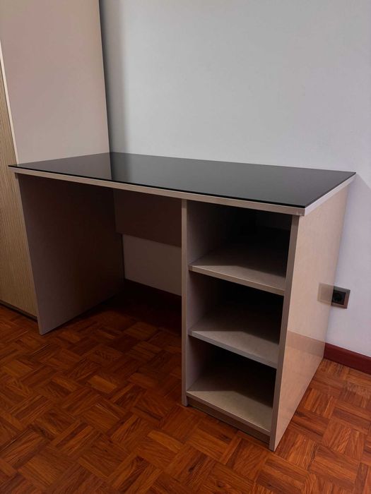 Secretária em Madeira com Tampo de Vidro