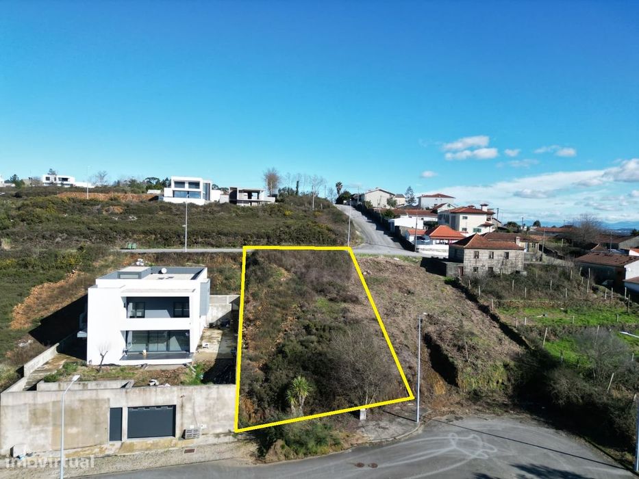 Lote Urbano de 650 m² com Excelente Localização e Vista Panorâmica em — Seroa, Porto