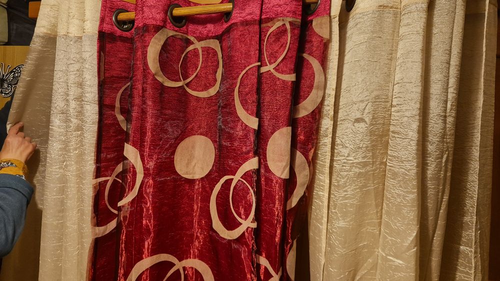 Três cortinas beges e bordô