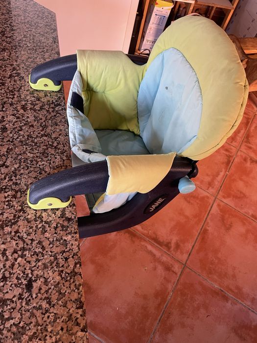 Cadeira de crianças para colocar na mesa em bom estado