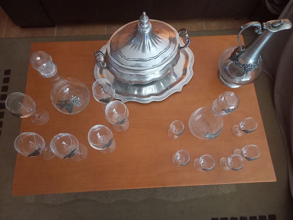 Decoração,  copos , terrina e zarra