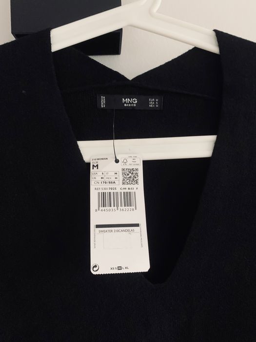 Sweter czarny dekolt V w serek Mango basic