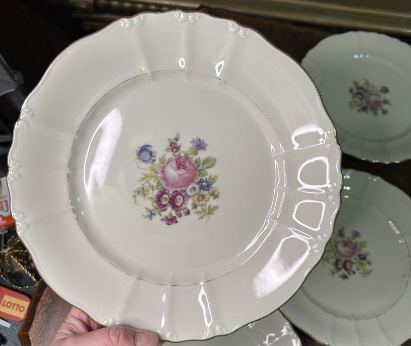 Zestaw talerze porcelanowe płaskie sygnowane wzór kwiatowy D24