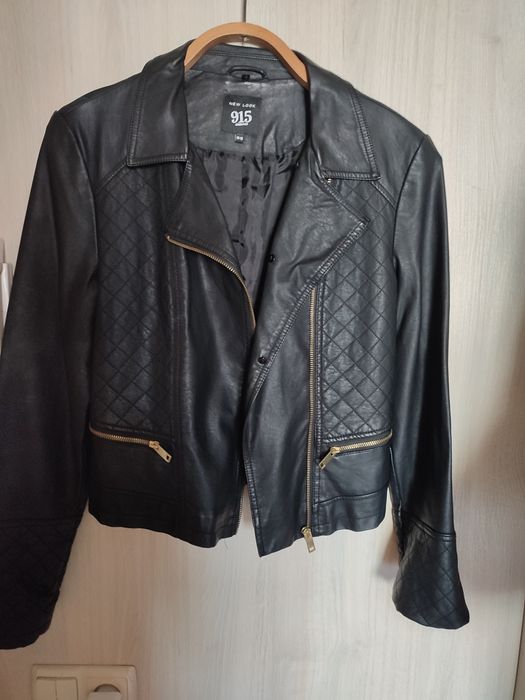 Куртка из зам. кожи, чёрного цвета.