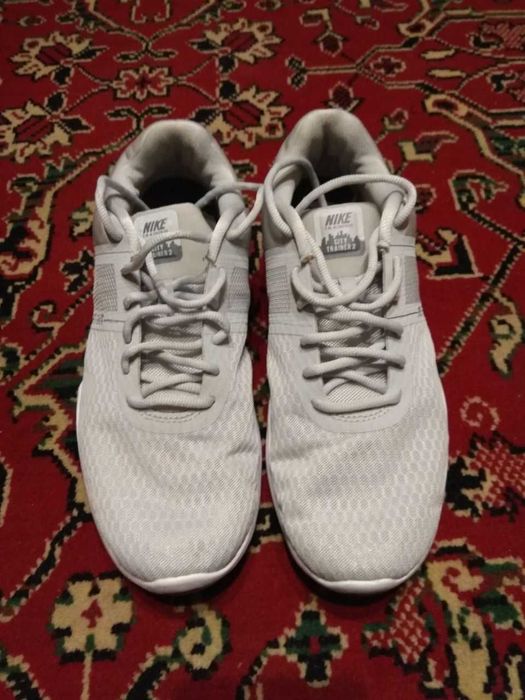 кросівки фірмові Nike