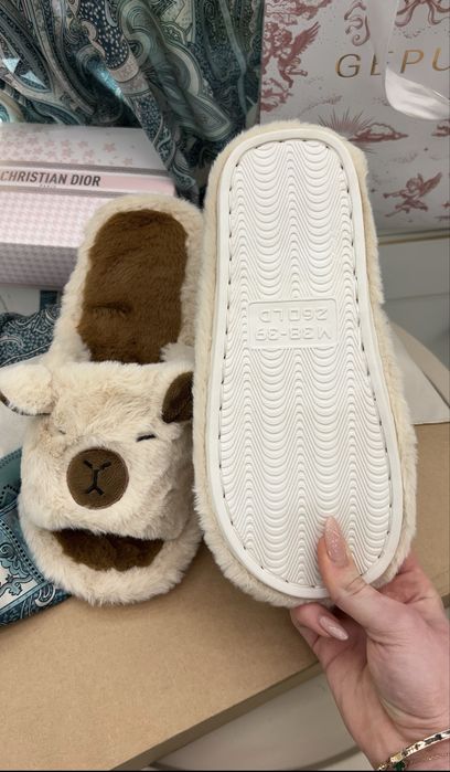 Капібари. Капці з капібарою. Тапки капібари. Шльопанці коричневі