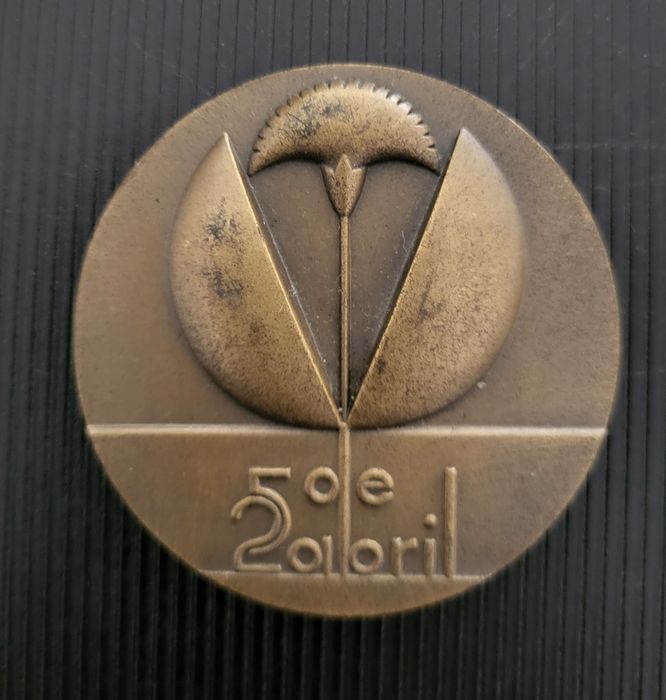 Medalha de bronze alusiva ao 25 de Abril