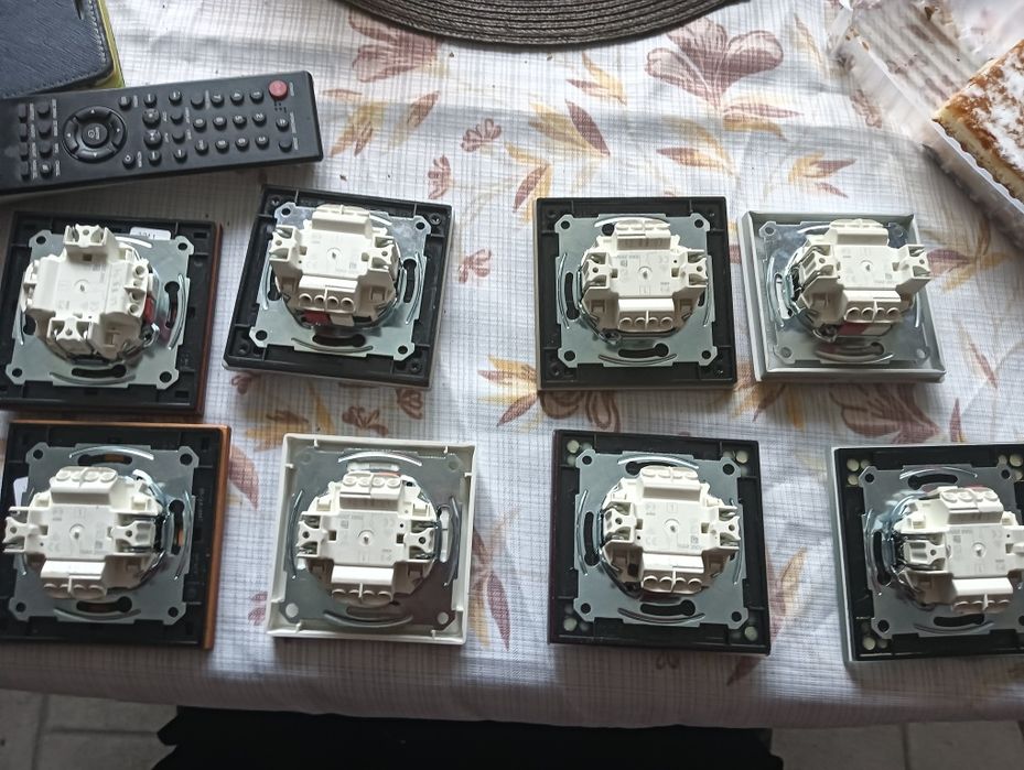 Włączniki do światła i mikrofon