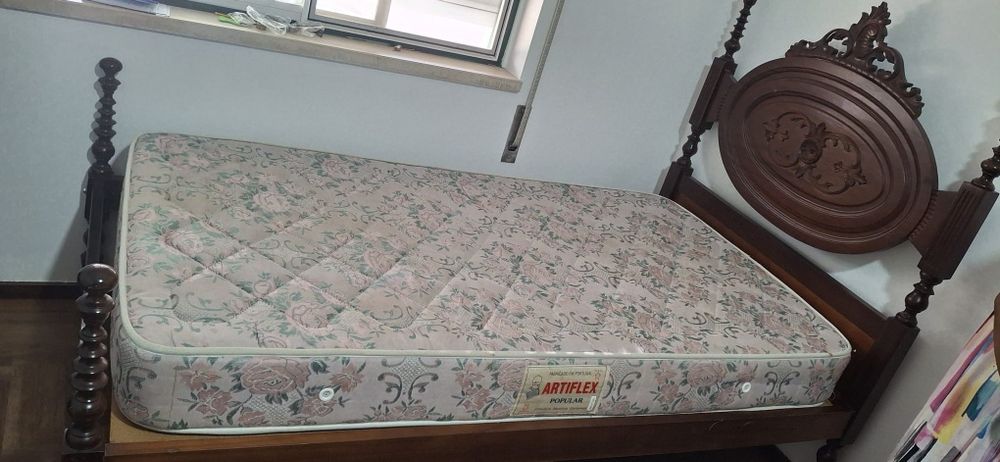 Cama de solteiro em madeira