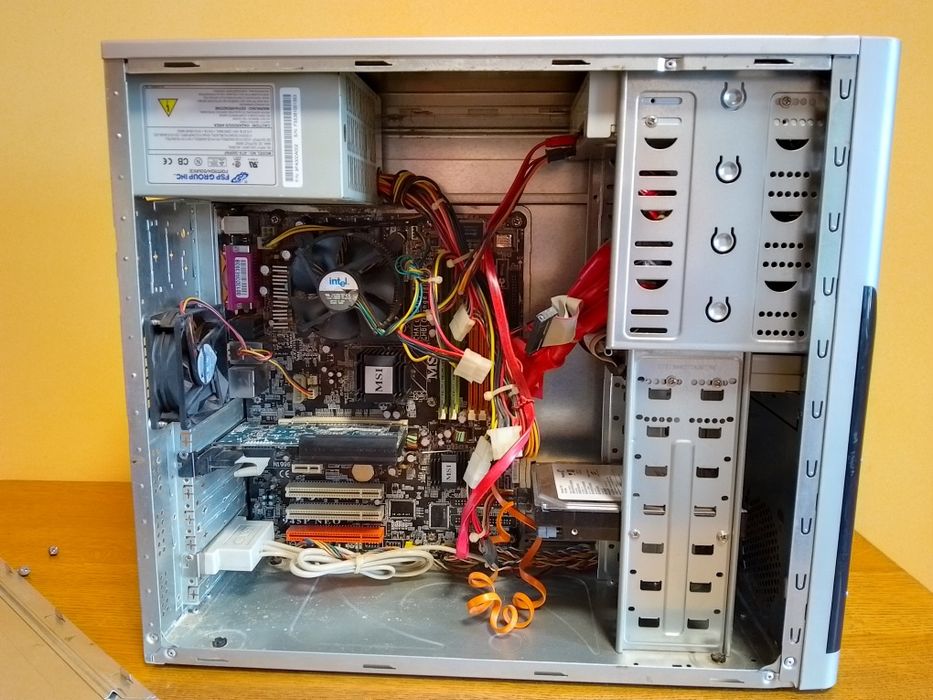 ПК Intel Pentium 4 з монітором та клавіатурою