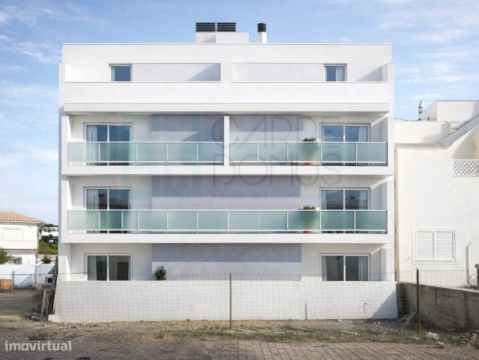 Apartamento T2 no 1º andar com Suíte e Varandas