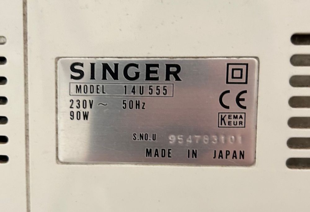 Máquina Singer 14U555 com pedal e cabo de alimentação