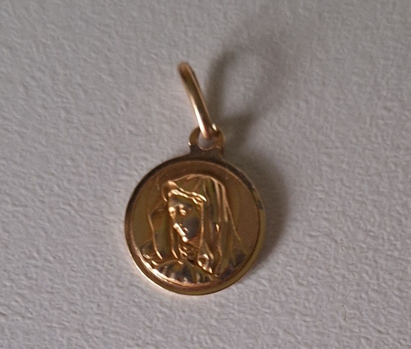 Złota zawieszka, medalik dwustronny