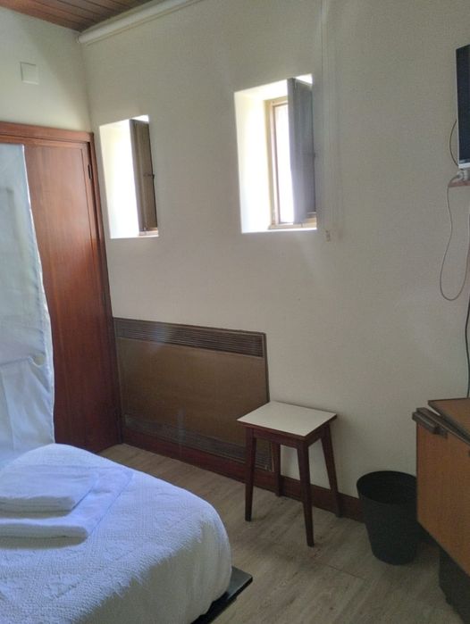 Alugo quarto com casa de banho privada.