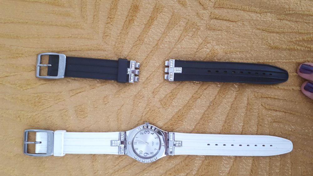 Relógio com 2 braceletes e brilhantes