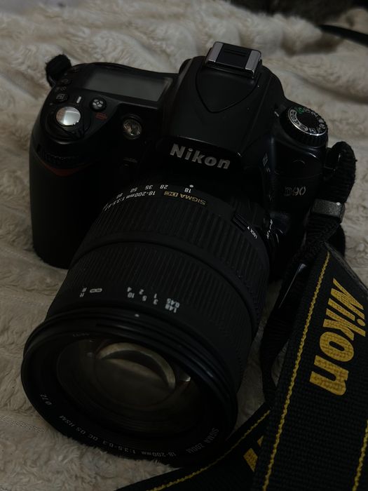Nikon D90 + Sigma 18–200 + adapter do telefonu