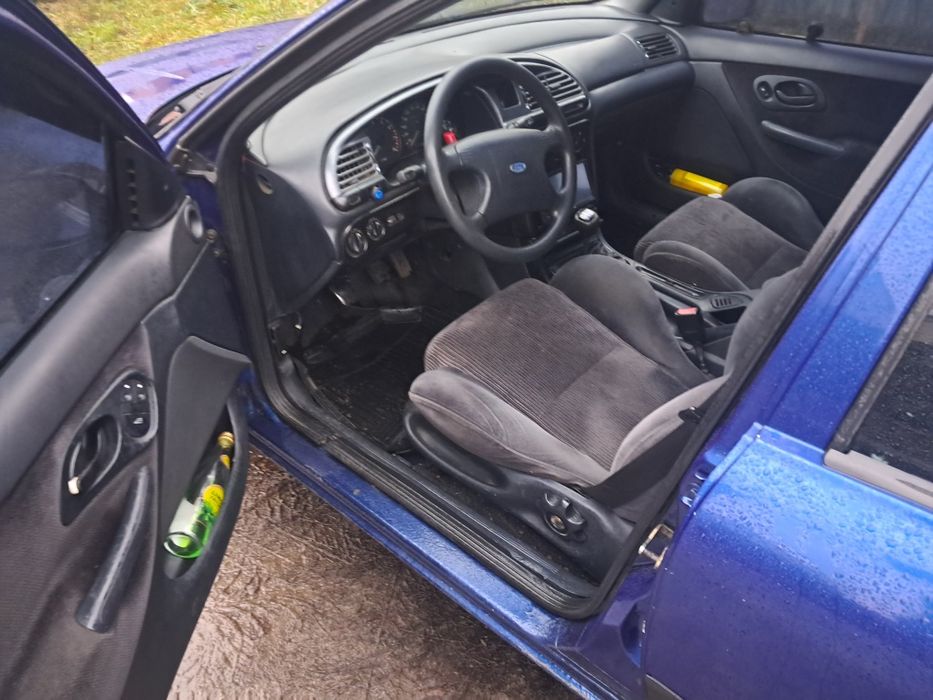 Продам форд в нормальному стані,  був відкапіталений двигун 15 тис тому 1.8L 16V FVD. КПП в гарному стані 5 ступка .Замінені свічки провода, пройдене то по газу,  нові газові форсунки, передні салінблоки,замінені тормозні шланги, граната,  ремінь привіддний, підшипники ступиці нові, авто на ходу доїде куди треба.  Пічка гарячим дує, є працюючий обігрів заднього скла,  є електро-люк працює ідеально. Салон чистий не прокуряний,  центральний замок,  багажник відкривається з кнопки з салону. Дуже зручні сидіння з боковою підтримкою. Розхід палива на 100км 8-10 л. По кузову критичного нічого немає,  порогі цілі. На авто стоїть зимова резина на титанах,  є ще комплект титанів з літньою резиною .Є діючий страховий поліс,  переофомлення любе. Можливий обмін на дизельне авто. На обмін як і у всіх ціна вища 2к$ .Або  обмін на НИВУ. Для військового буде гарна знижка. Авто знаходиться в Броварах,  можливий пригон  до 200км,  за домовленістю. Авто під виплату не продається, та в кредит теж ні.