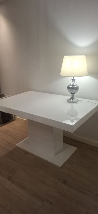 Stół do salonu lakierowany