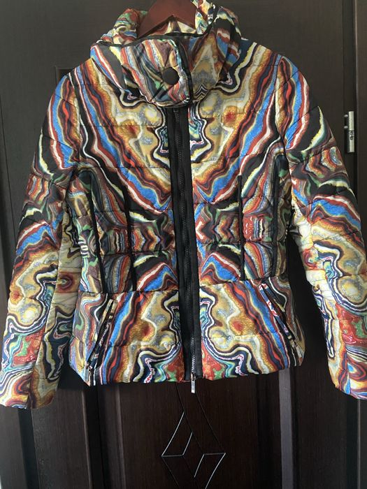 Жіночій пуховик відомого бренду.