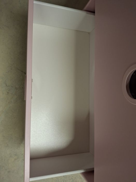 Armário e cómoda IKEA rosa para quarto de criança