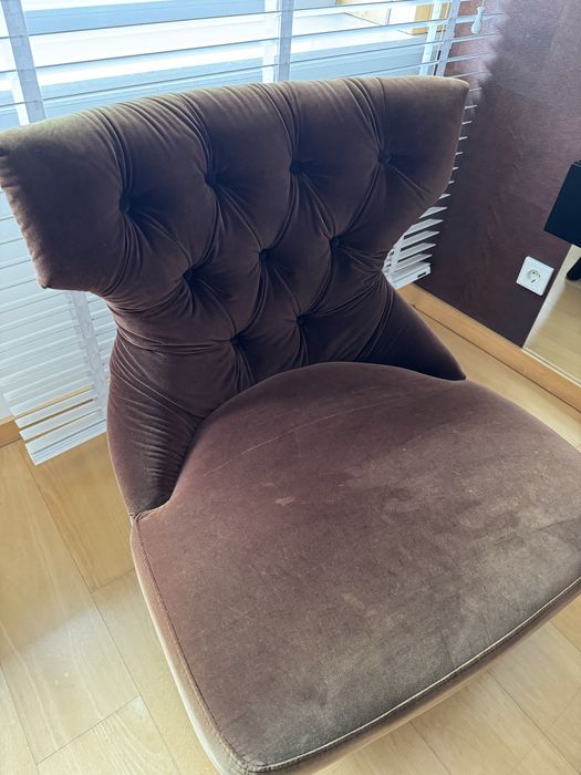 Sofa em veludo castanho  (Area)