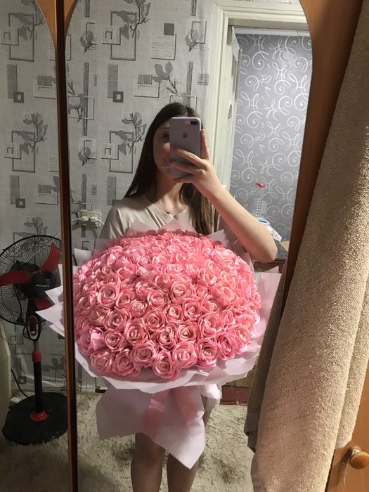 Букет із 101 атласної троянди