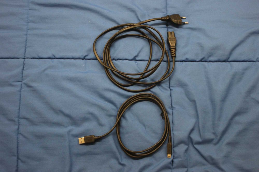 Playstation 3 + Comandos + Cabo de Alimentação + Carregador