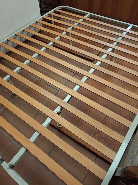 Cama de casal sem cabeceira