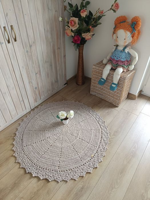 Dywanik okrągły na szydełku boho lila beż