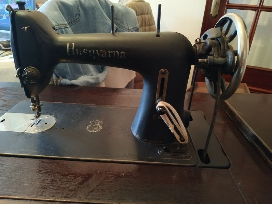 Máquina de costura antiga HUSQVARNA