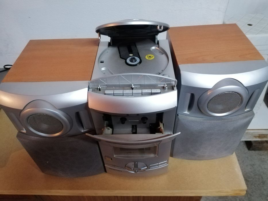 Rádio com CD e cassete..