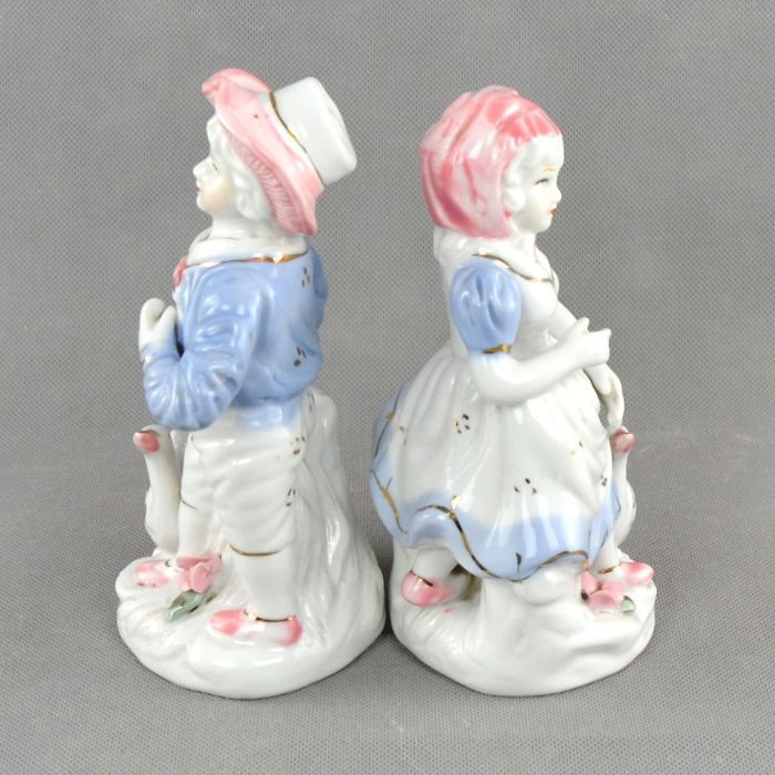 Par de Figuras de menino e Menina em Porcelana da China