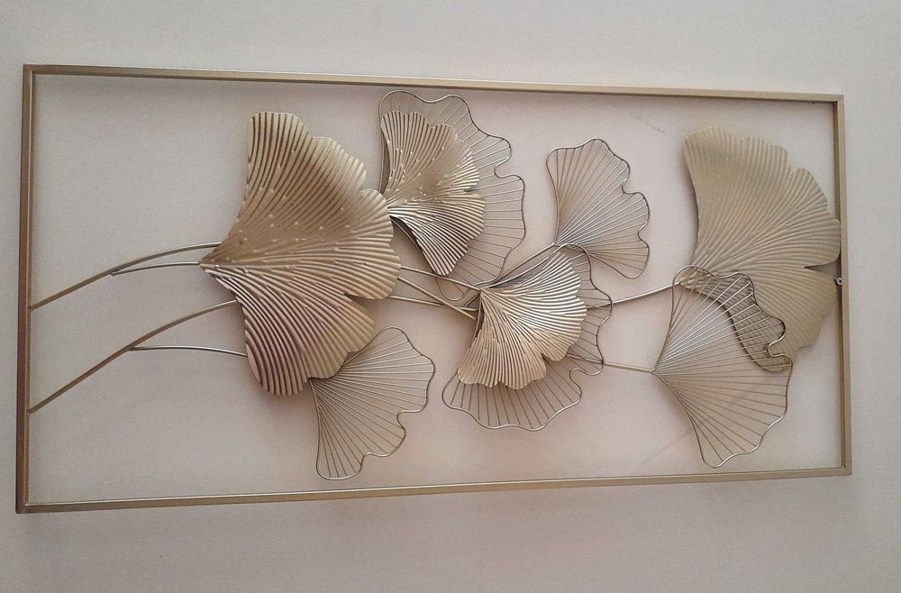 Decoração de parede com flores douradas, muito pouco usada
