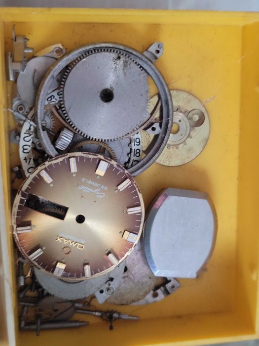 Skrzynka nr 7: Zbiór części do zegarków kieszonkowych i mechanicznych