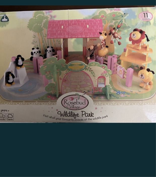 Деревянный зоопарк с животными