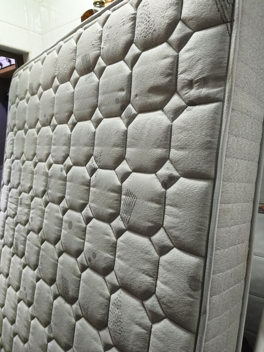 Cama, mesas de cabeceira e colchão como novo