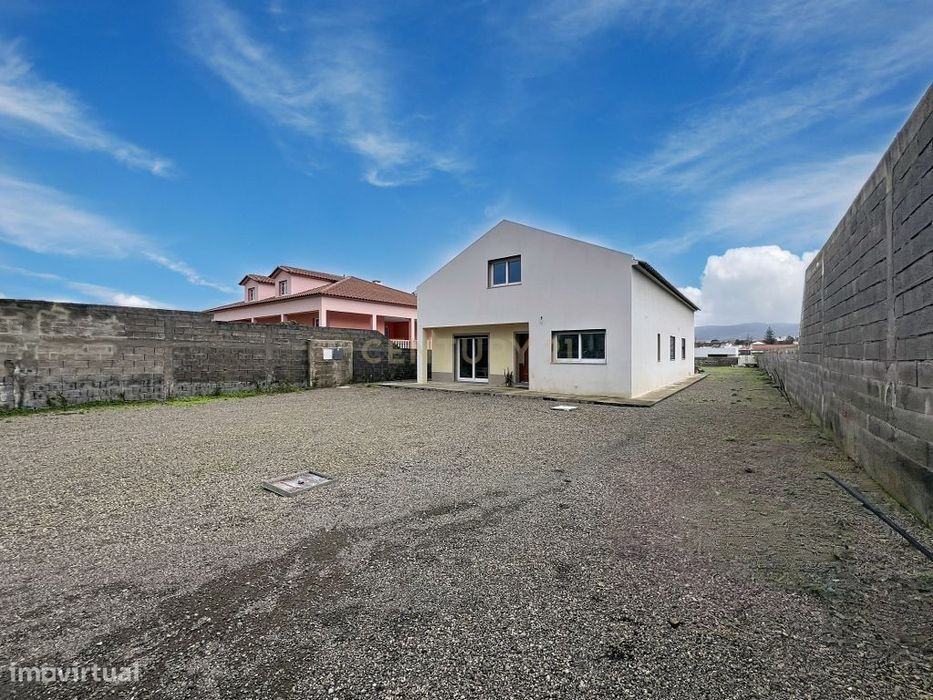 Moradia Nova T3 com 1.334m² de Terreno | Rabo Peixe | Ribeira Grande