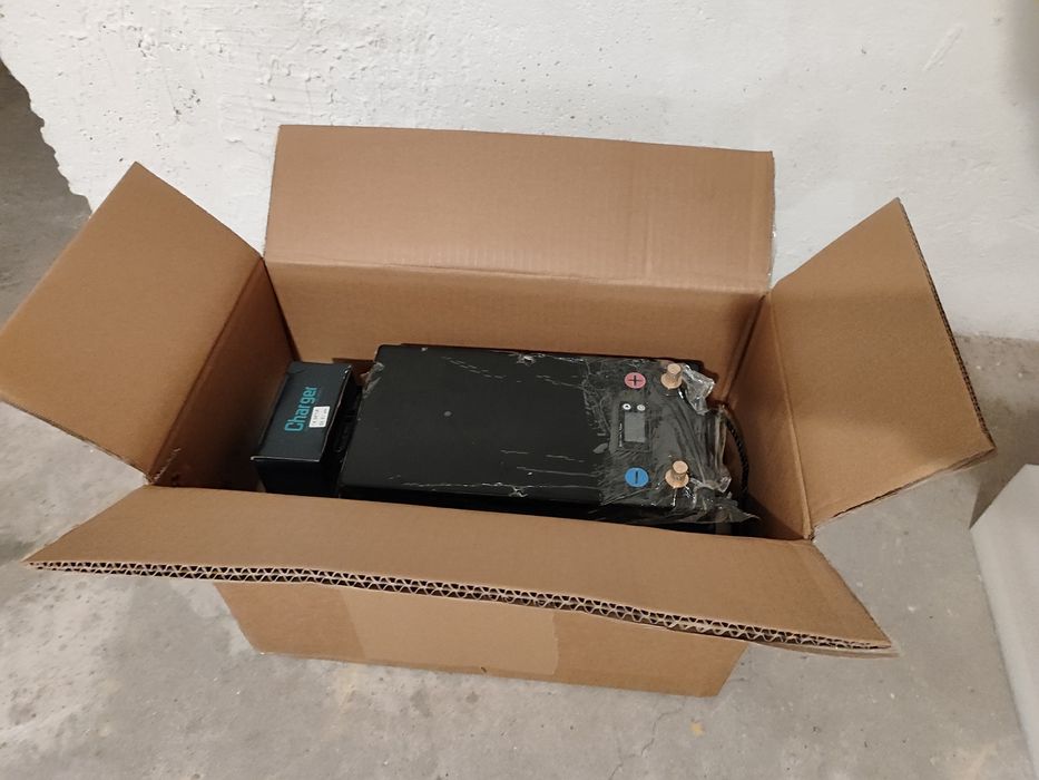 Akumulator LiFePo4 300ah 12V ładowarka BMS magazyn kamper off-grid