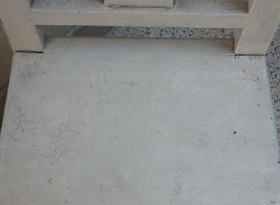 Cadeira pequena de madeira antiga