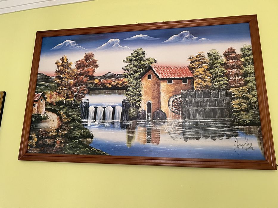 Cama de ferro e quadros antigos