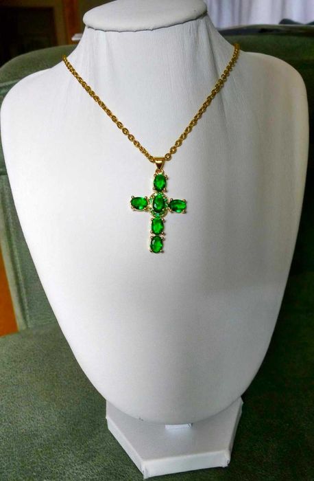 Colar Aço  Dourado c/ Cruz Predas Verdes Grande NOVO