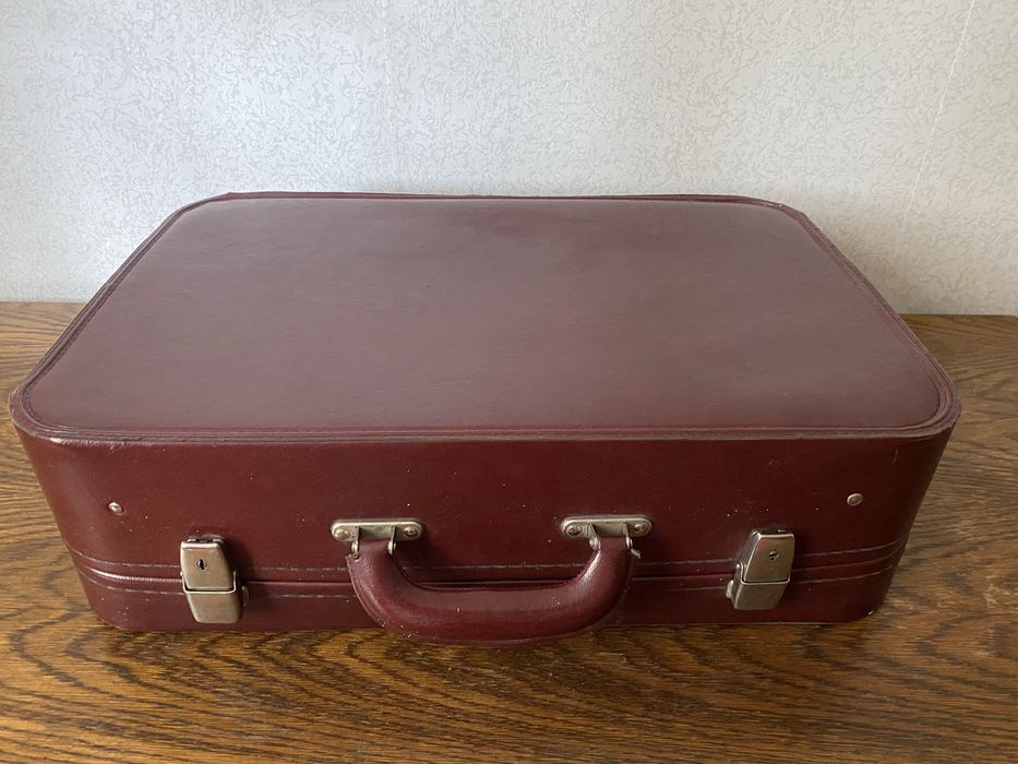 Чемодан советский , ретро , кожанный .