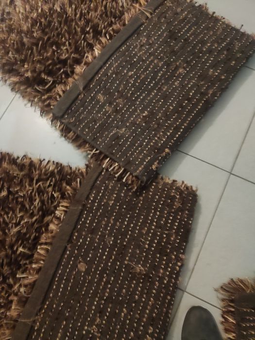 Tapetes quarto castanho e dourado