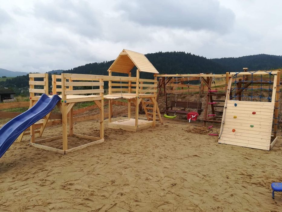Plac zabaw drewniany mostek domek wspinaczka transport