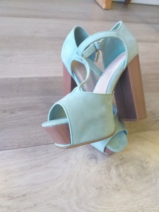 Nowe buty rozmiar 37 kolor miętowy.