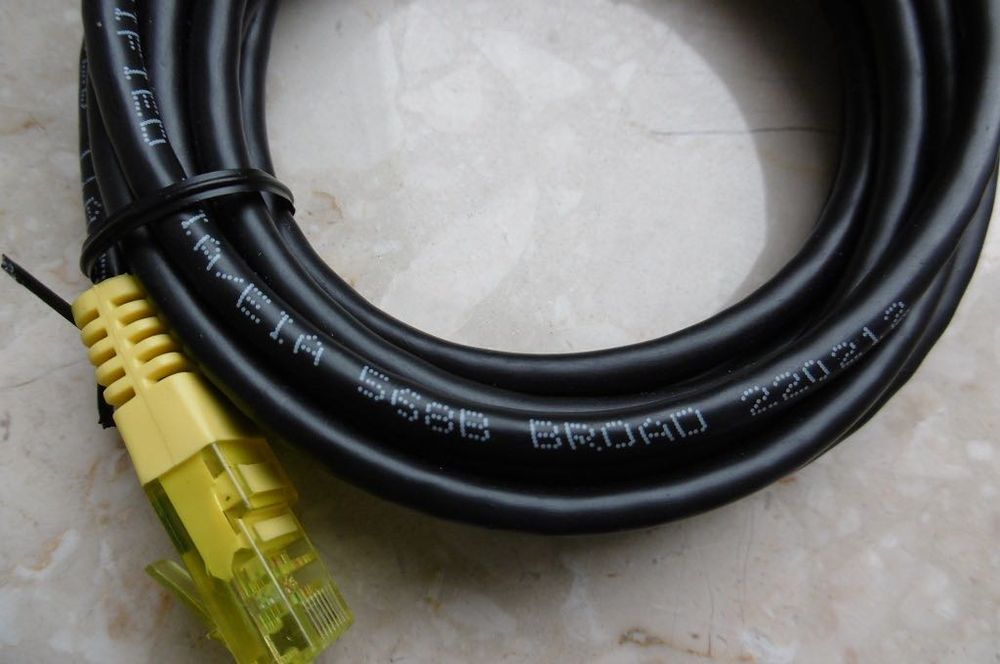 Kabel sieciowy Ethernet (LAN) z wtyczką RJ45