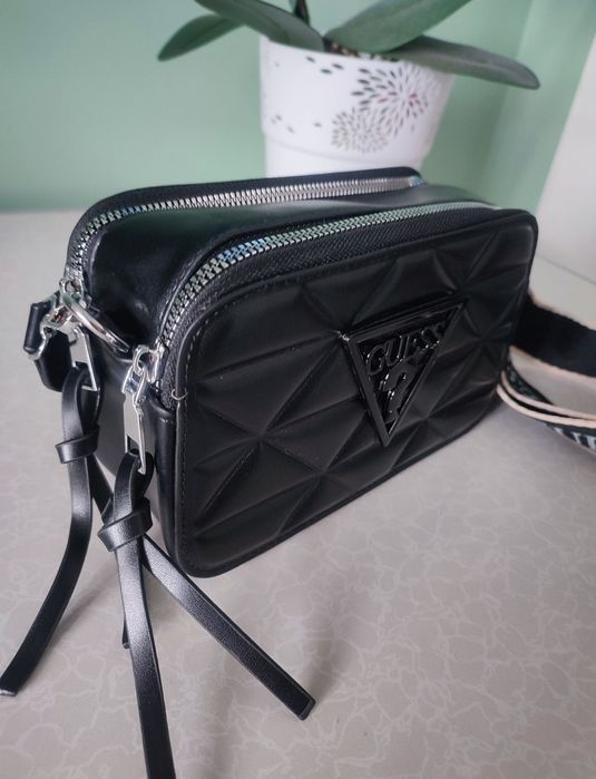 Czarna torebka listonoszka Guess