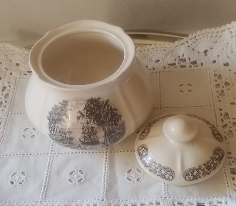 Açucareiro em faiança de Sacavém