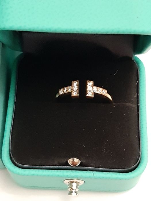 Золотое кольцо с бриллиантами.